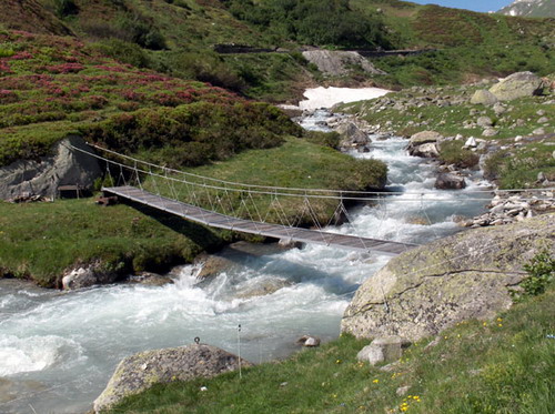 Furka_passerelle_randonneurs_Reuss_nouvelle[1]