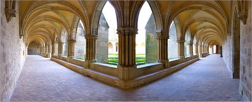 cloitre_abbaye_royaumont_pano_c[1]